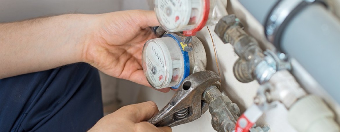 Handwerker bei der Installation einer Leitung